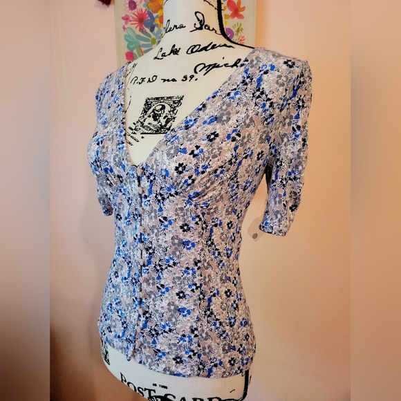 Black Fri! FP Hollywood Printed Floral Plunge V-Neck Top, NWOT, S, Cloth Buttons - Picture 4 of 14